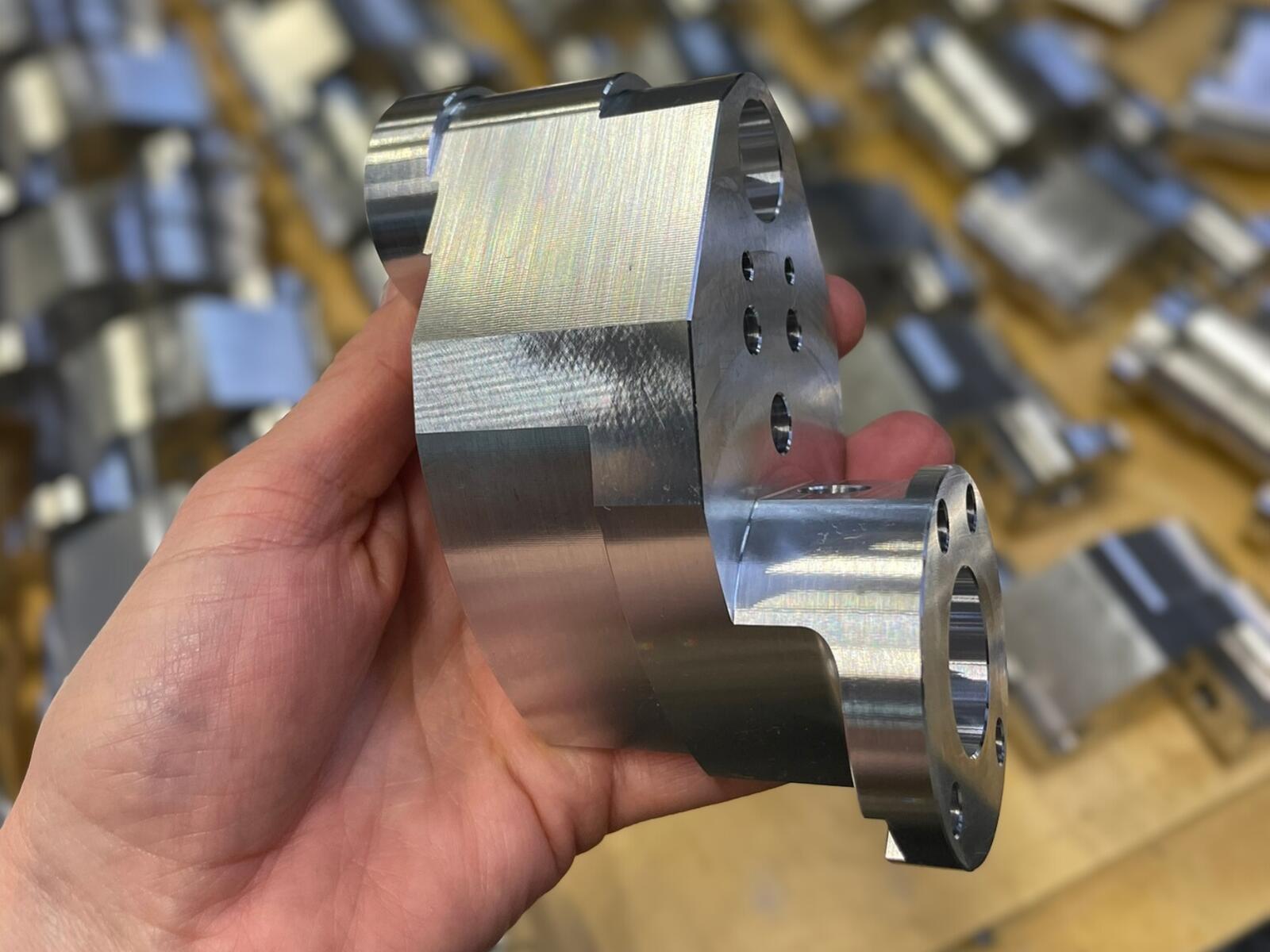 Tvarově zajímavý dílec ze slitiny hliníku