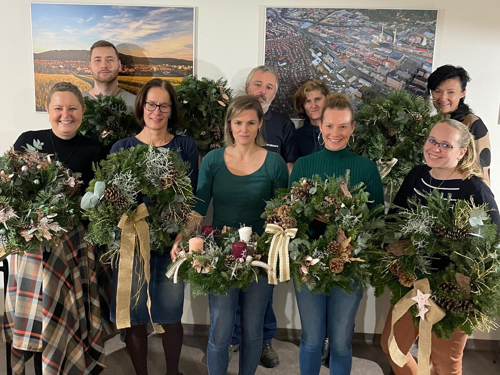 Vázání vánočních věnců jako teambuilding